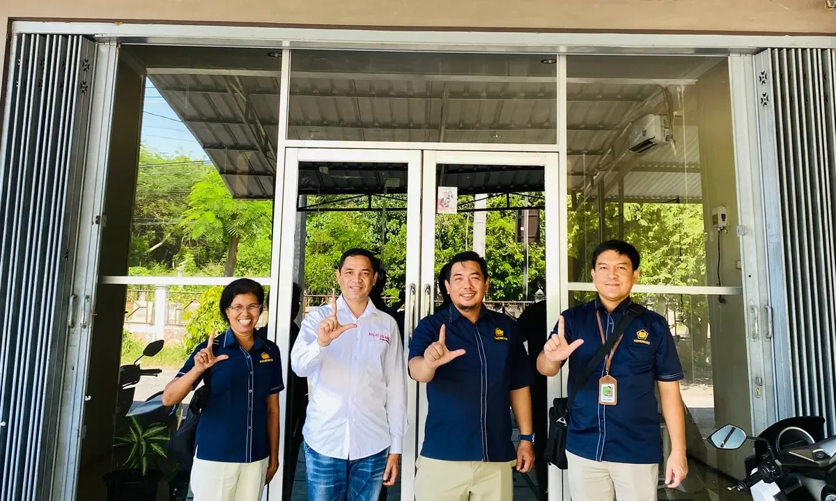 Direktur Operasional Balai Lelang FLobamora Mulyadin Carolinus berpose bersama tim dari Kantor Wilayah Direktorat Jenderal Kekayaan Negara (Kanwil DJKN) NTT, beberapa waktu lalu.